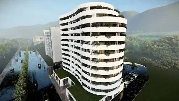 Spoljašnji izgled moderne stambene zgrade sa terasama i okolnim zelenilom.