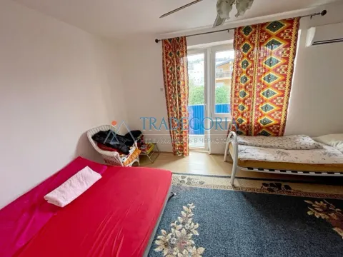 Spavaća soba sa dva kreveta i izlazom na terasu. - image 4