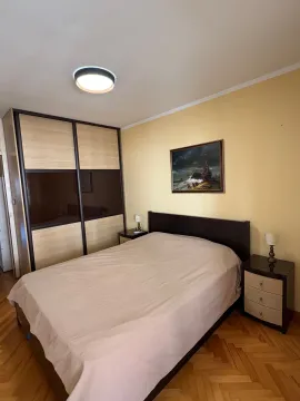 Namještena spavaća soba sa bračnim krevetom, garderoberom i noćnim stočićima. - image 6