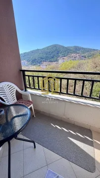 Namješten balkon sa pogledom na brda i naselje. - image 2