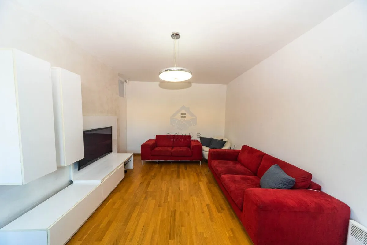 Izdavanje, dvosoban stan, 80m², Blok 9, Podgorica