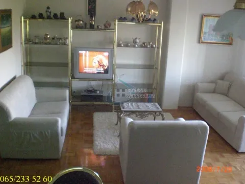 Dnevna soba sa garniturom za sedenje i regalima. - image 12