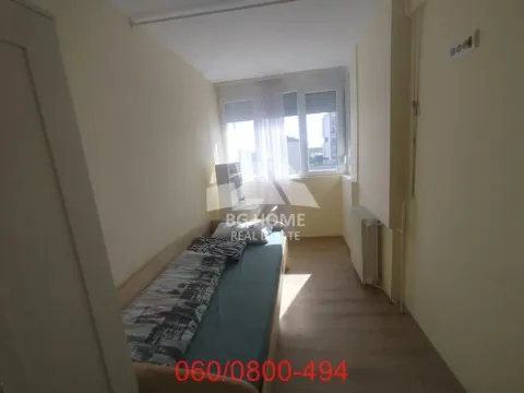 Manja spavaća soba sa krevetom i prozorom. - image 10