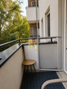 Manji namešten balkon sa stolićem i pogledom na zelenilo. - image 21
