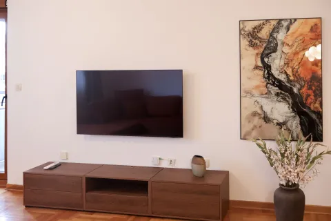 Zid sa televizorom i komodom u dnevnoj sobi. - image 7