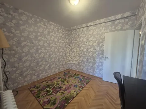 Prazna soba sa tapetama na zidovima i parketom na podu. - image 11