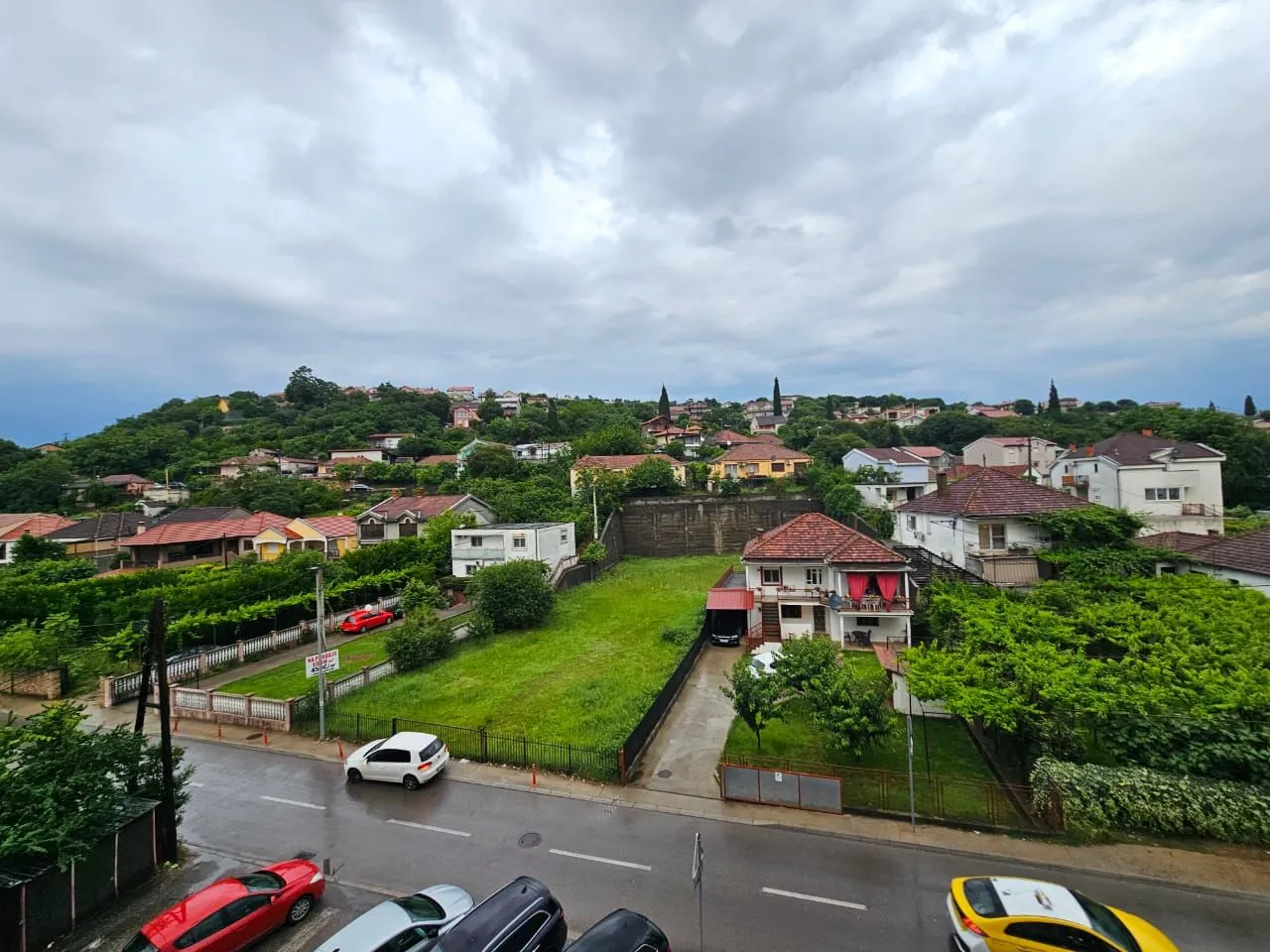 Pogled na kuće i zelene površine iz ptičje perspektive.