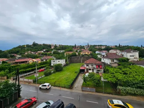 Pogled na kuće i zelene površine iz ptičje perspektive. - image 20