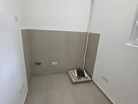 Izdavanje, poslovni prostor, 115m², Blok 6, Podgorica - image 4