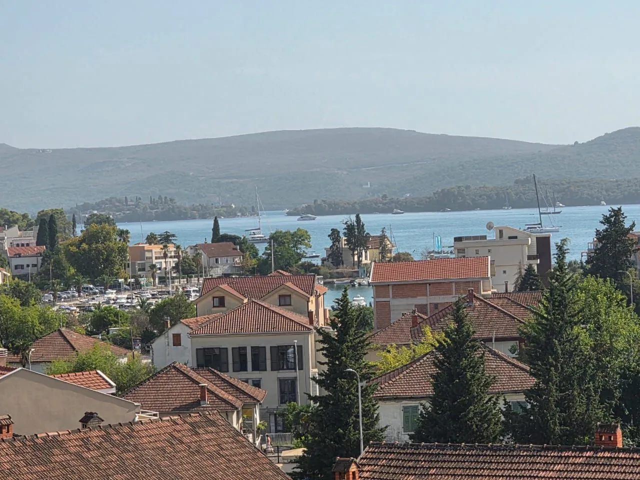 Pogled na more i okolne kuće sa terase.