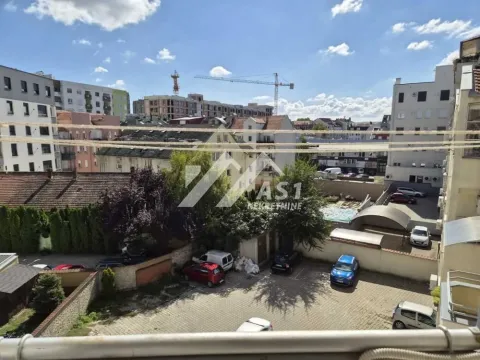 Pogled sa terase na dvorište zgrade i gradski pejzaž. - image 9