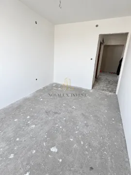 Prazna prostorija u izgradnji sa bijelim zidovima i grubim podom. - image 3