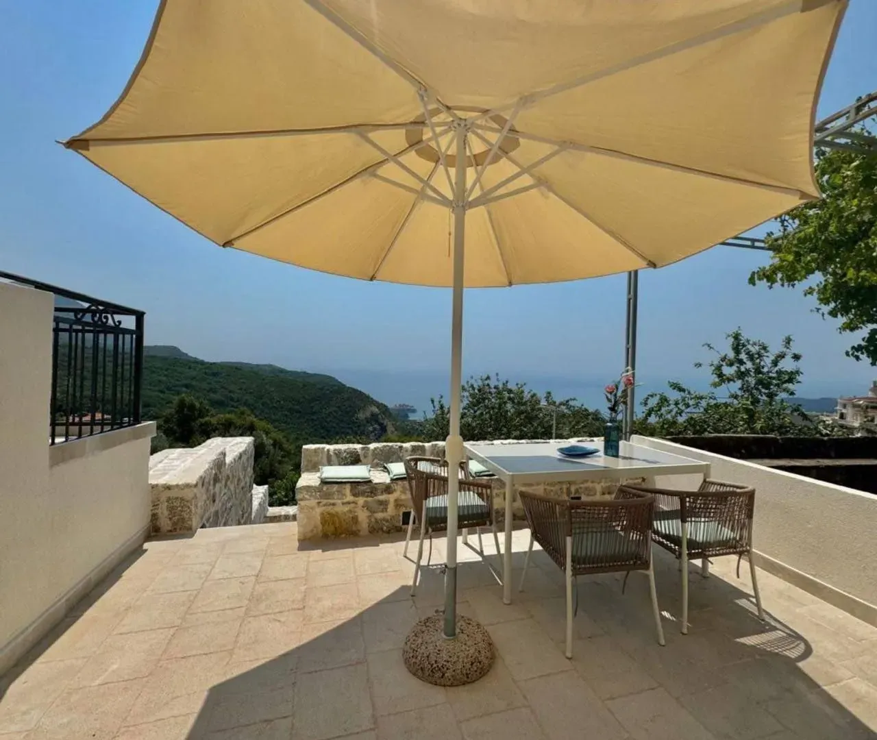 Izdavanje, kuća, 120m², Kamenovo, Budva