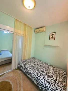 Manja spavaća soba sa krevetom i klima uređajem. - image 16