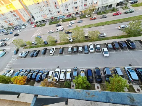 Pogled iz visine na ulicu sa parkingom i okolne stambene zgrade. - image 13