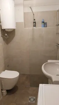 Manje kupatilo sa tuš kabinom, umivaonikom i wc šoljom. - image 15
