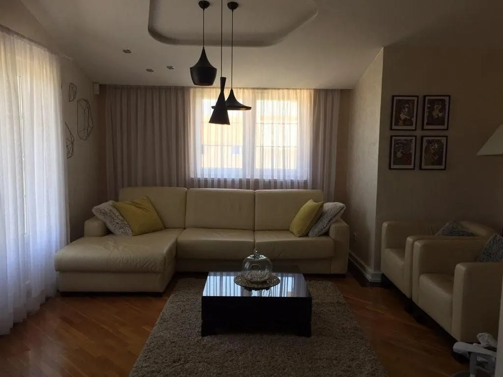 Izdavanje, kuća, 320m², Gornja Gorica, Podgorica