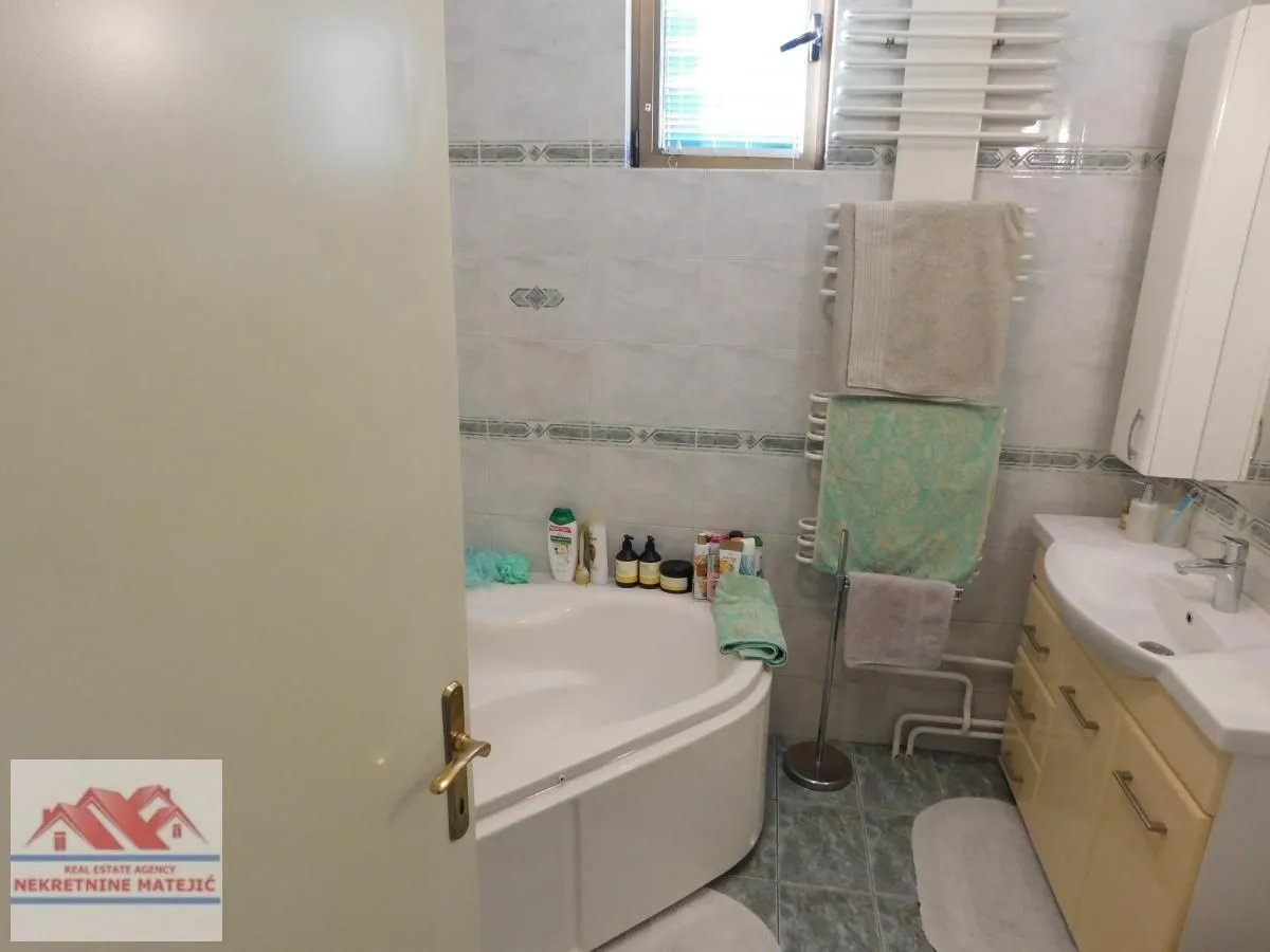 Prodaja, stan, 151m², Vašarište, Kragujevac