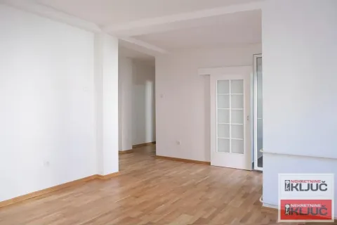 Izdavanje, dvosoban stan, 55m², Bulevar Oslobodjenja, Novi Sad Sve Podlokacije - image 4