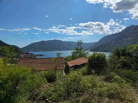 Pogled na kuće i zaliv okružen planinama. - image 5