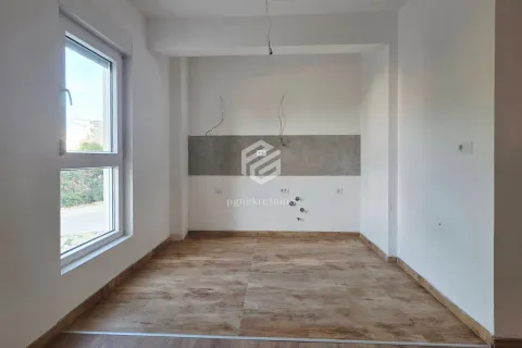 Prazna neopremljena prostorija sa prozorom i keramičkim podom. - image 19