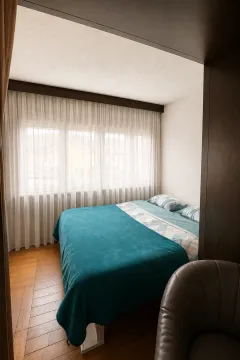 Udobna spavaća soba sa bračnim krevetom i velikim prozorom. - image 6