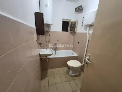 Starije opremljeno kupatilo sa kadom, umivaonikom i wc šoljom. - image 5