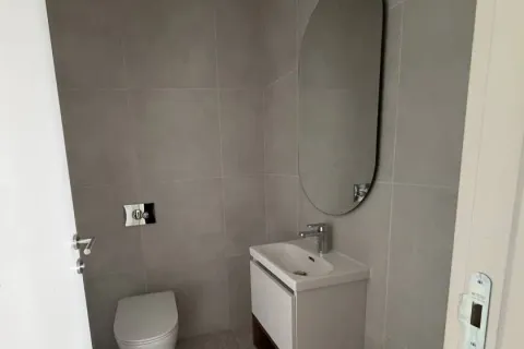 Moderno opremljeno kupatilo sa sivim pločicama, umivaonikom i ugradnom wc šoljom. - image 14