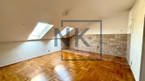 Nenamještena kuhinja u potkrovlju sa krovnim prozorima i parketom. - image 4