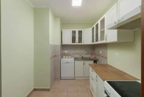 Manja kuhinja sa bijelim elementima, sudoperom i ugradnim šporetom. - image 3