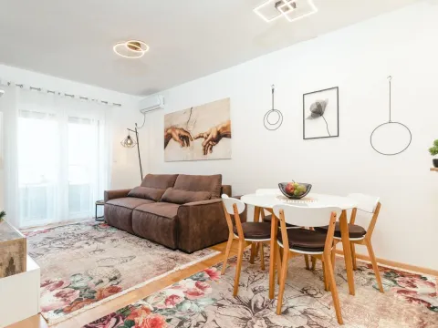 Rent, one bedroom apartment, 50m², Budva, Crna Gora - image 1