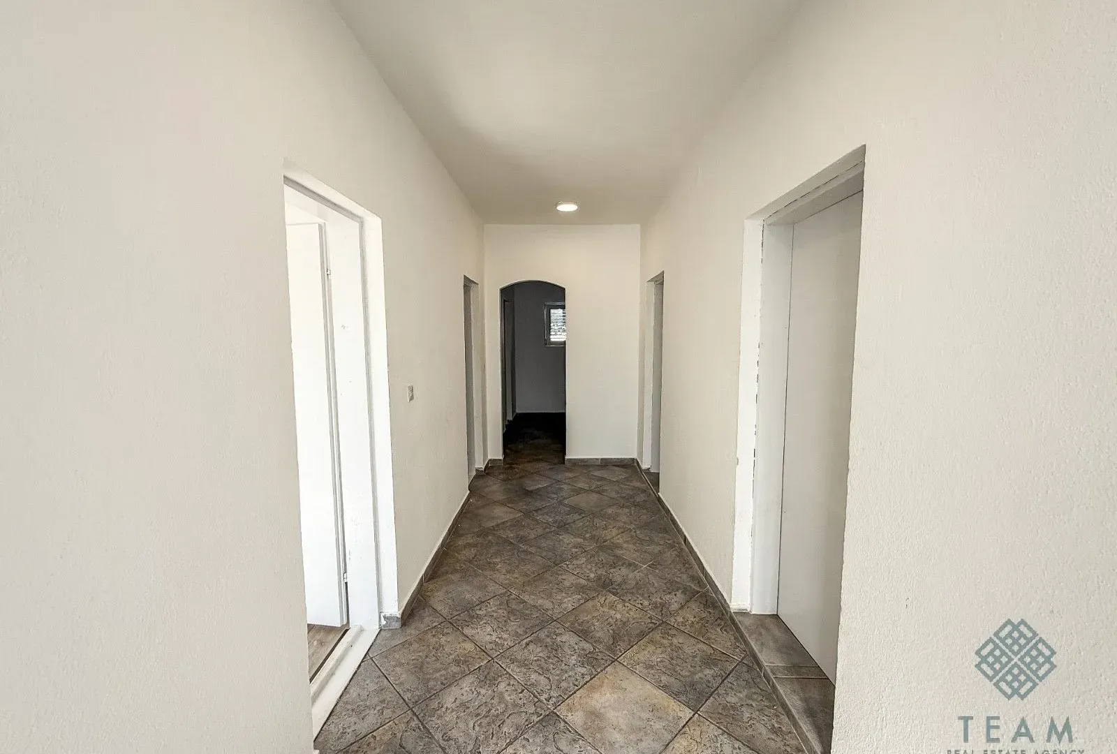 Izdavanje, kuća, 300m², Masline, Podgorica