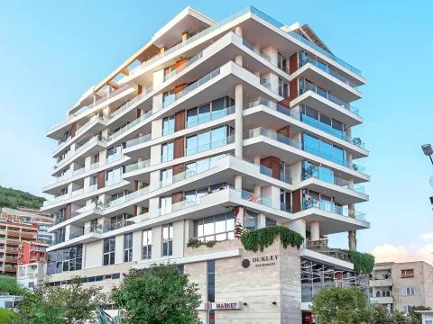 Izdavanje, dvosoban stan, 98m², Centar, Budva - image 1
