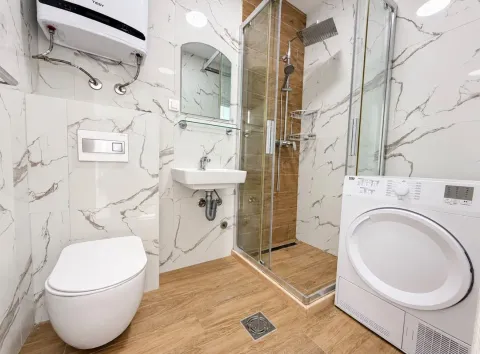 Moderne kupatilo sa tuš kabinom, umivaonikom, WC šoljom i veš mašinom. - image 9