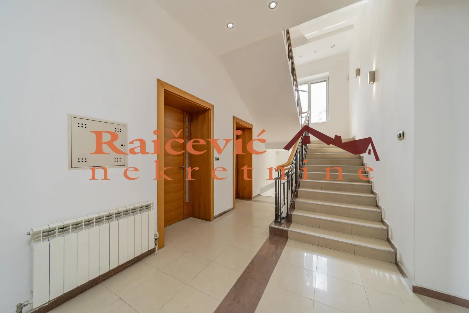 Rent, office space, 1040m², Palilula, Niš