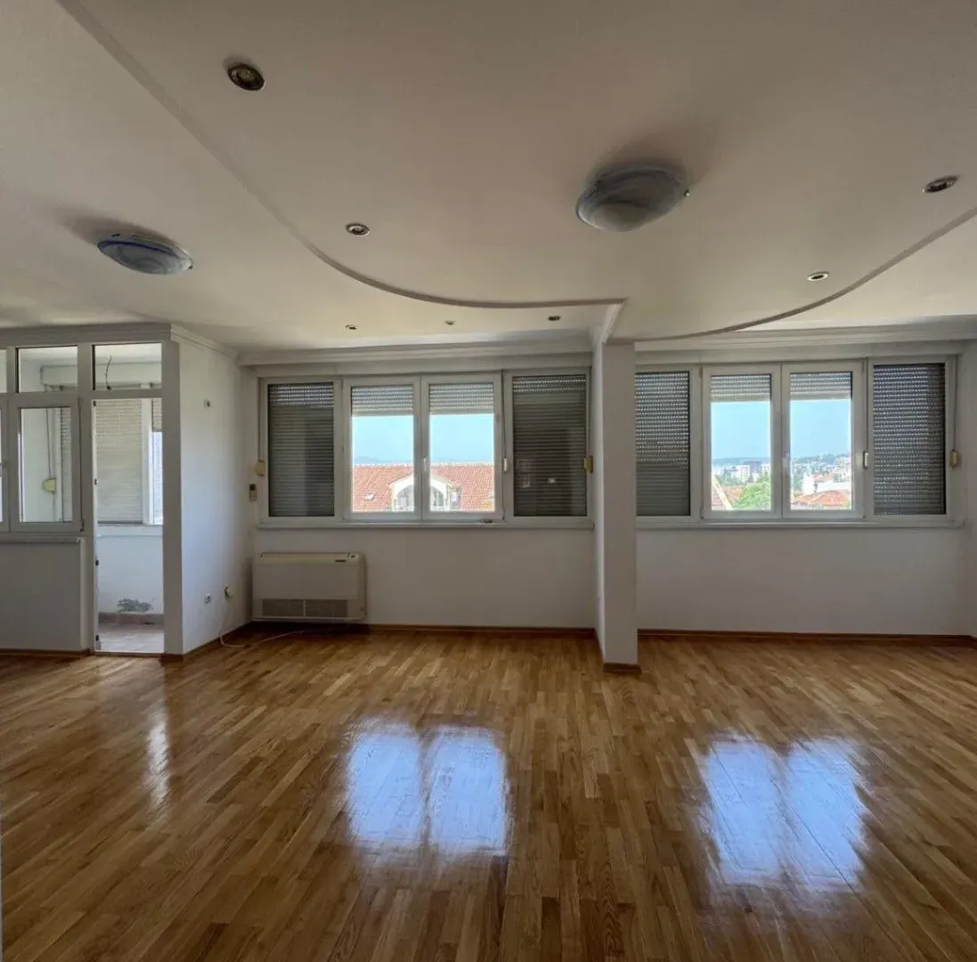 Rent, office space, 84m², Autobuska stanica, Podgorica