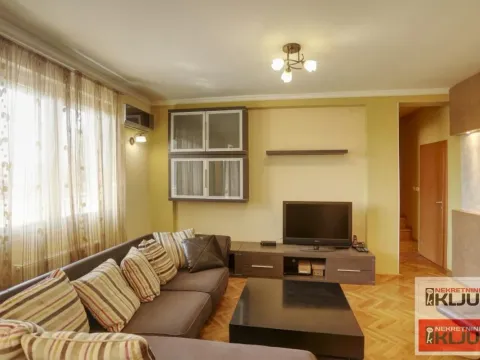 Prodaja, četvorosoban stan, 119m², Centar, Novi Sad