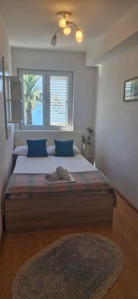 Furnished bedroom with a double bed and a sea view.