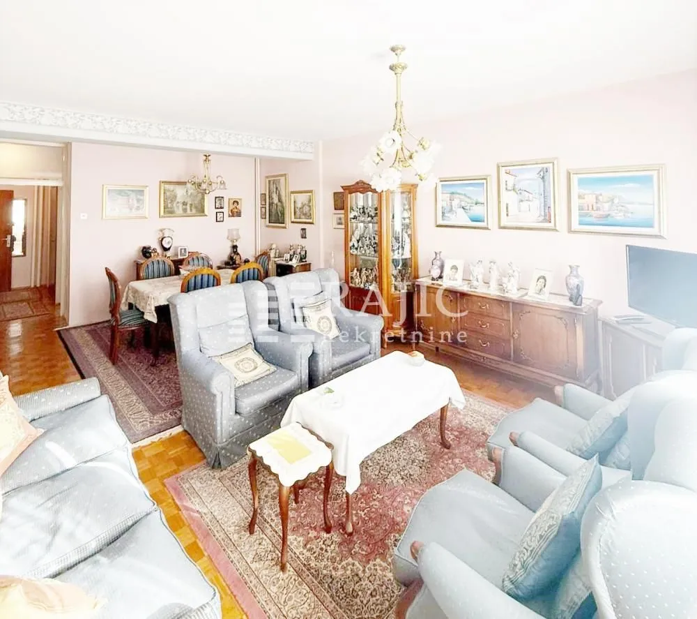 Spacious and furnished living room with a dining area.