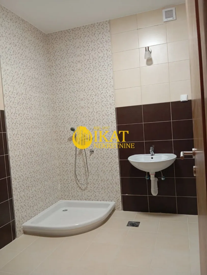 Bathroom equipped with a shower cabin and a washbasin.