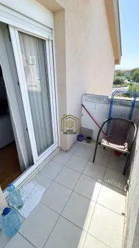 Manji popločani balkon sa staklenim balkonskim vratima. - image 11
