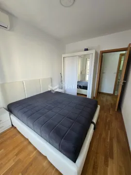 Spavaća soba sa bračnim krevetom, bijelim garderoberom i drvenim podom. - image 5
