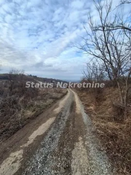 Zemljani put koji vodi ka lokaciji sa pogledom na prirodu i okolinu. - image 3