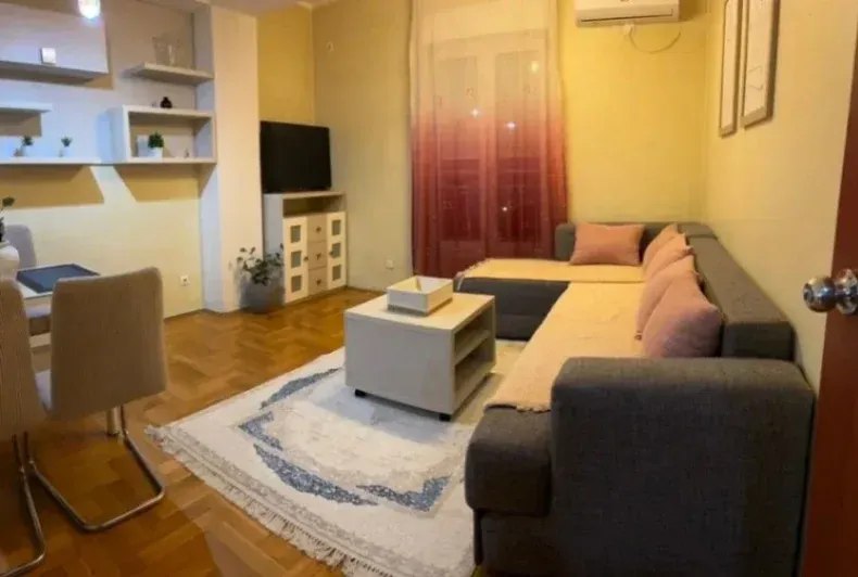 Izdavanje, jednosoban stan, 42m², Blok 6, Podgorica