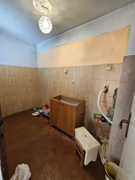 Starija kuhinja u izvornom stanju sa osnovnim elementima i pločicama. - image 6
