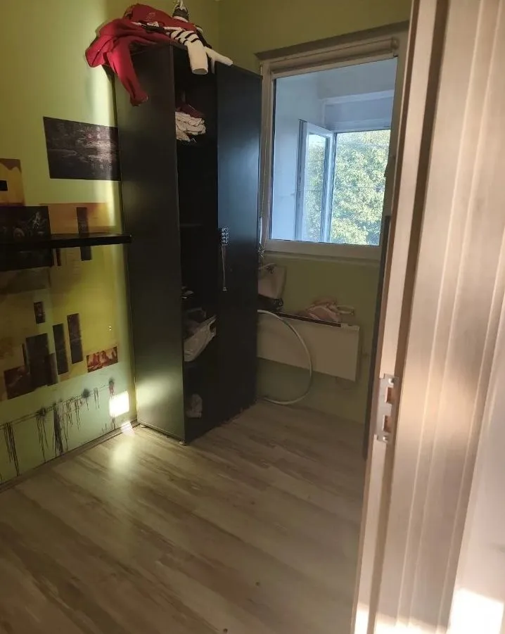 Manja soba sa garderoberom i prozorom.