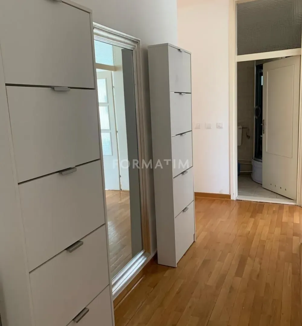 Izdavanje, četvorosoban stan, 125m², Savski Venac, Beograd