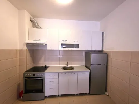 Manja bijela kuhinja sa štednjakom i frižiderom. - image 7