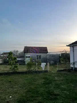 Pogled na dvorište i pomoćni objekat sa travnjakom i ogradom. - image 14