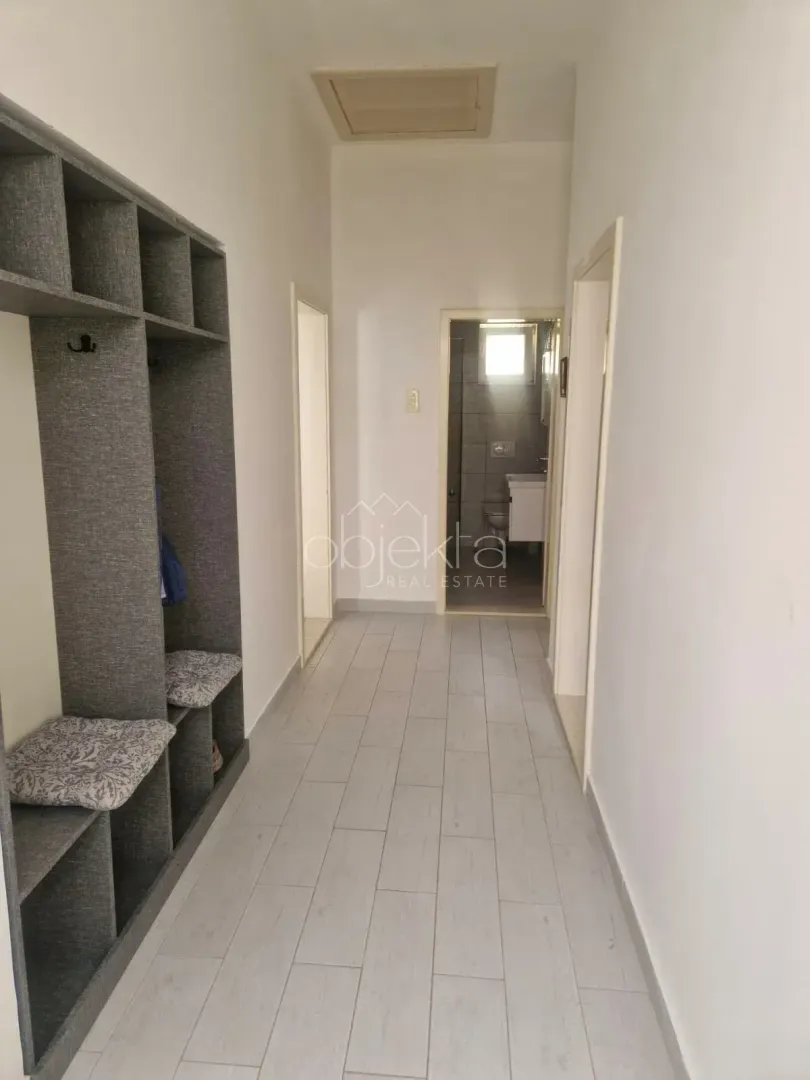 Izdavanje, dvosoban stan, 75m², Tivat, Crna Gora
